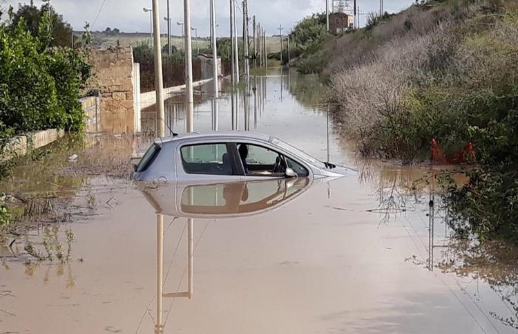 Une voiture sous l'eau en Sicile