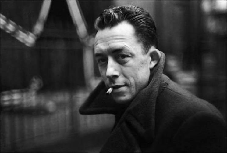 Albert Camus fumant une cigarette