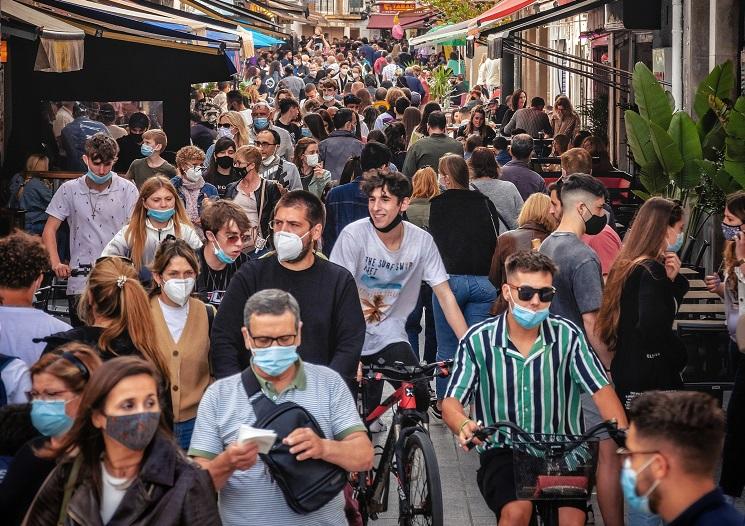 une rue de Sitges, en Catalogne, bondée de personnes portant le masque hygiènique