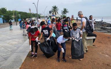 Les eleves du lycee francais pondichery prets a nettoyer la plage