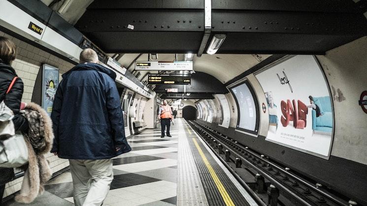 Des personnes marchent sur le quai du métro londonien