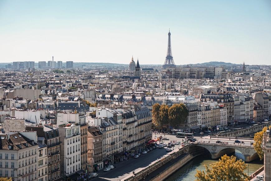 vue sur Paris avec batiments haussmannien