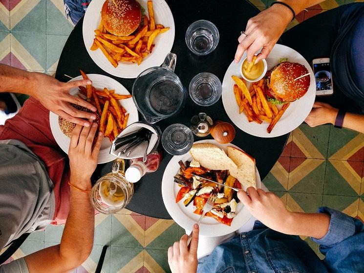 plusieurs personnes autour d'une table de restaurant