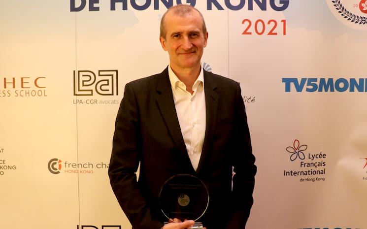 Thierry Neveux posant avec son Trophée lors de la cérémonie à la Résidence de France @ConsulatHK