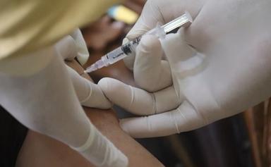 un médecin vaccine un patient dans le bras