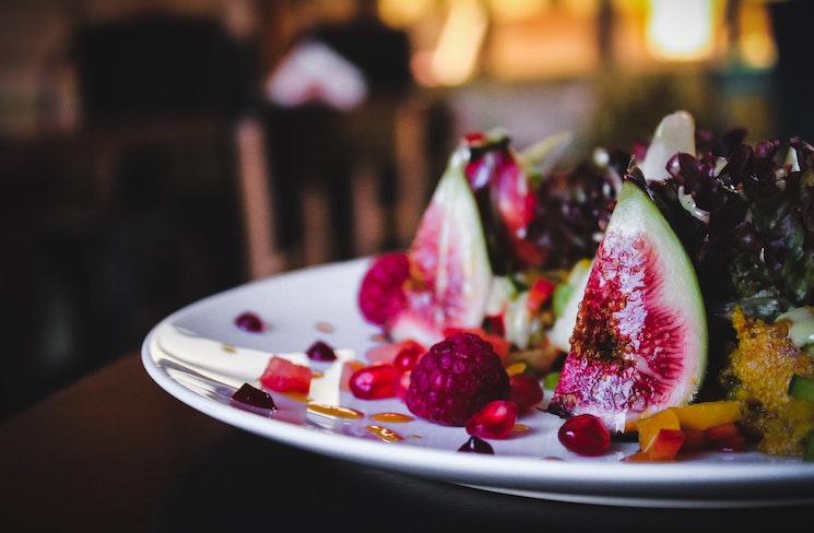 Une assiette avec des figues et des fruits rouges