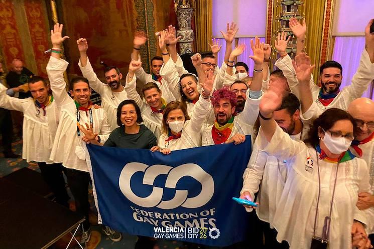 Un groupe de personnes en train de célébrer la nomination de Valencia aux Gay Games