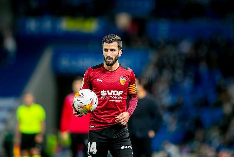 Un joueur de football avec un maillot rouge