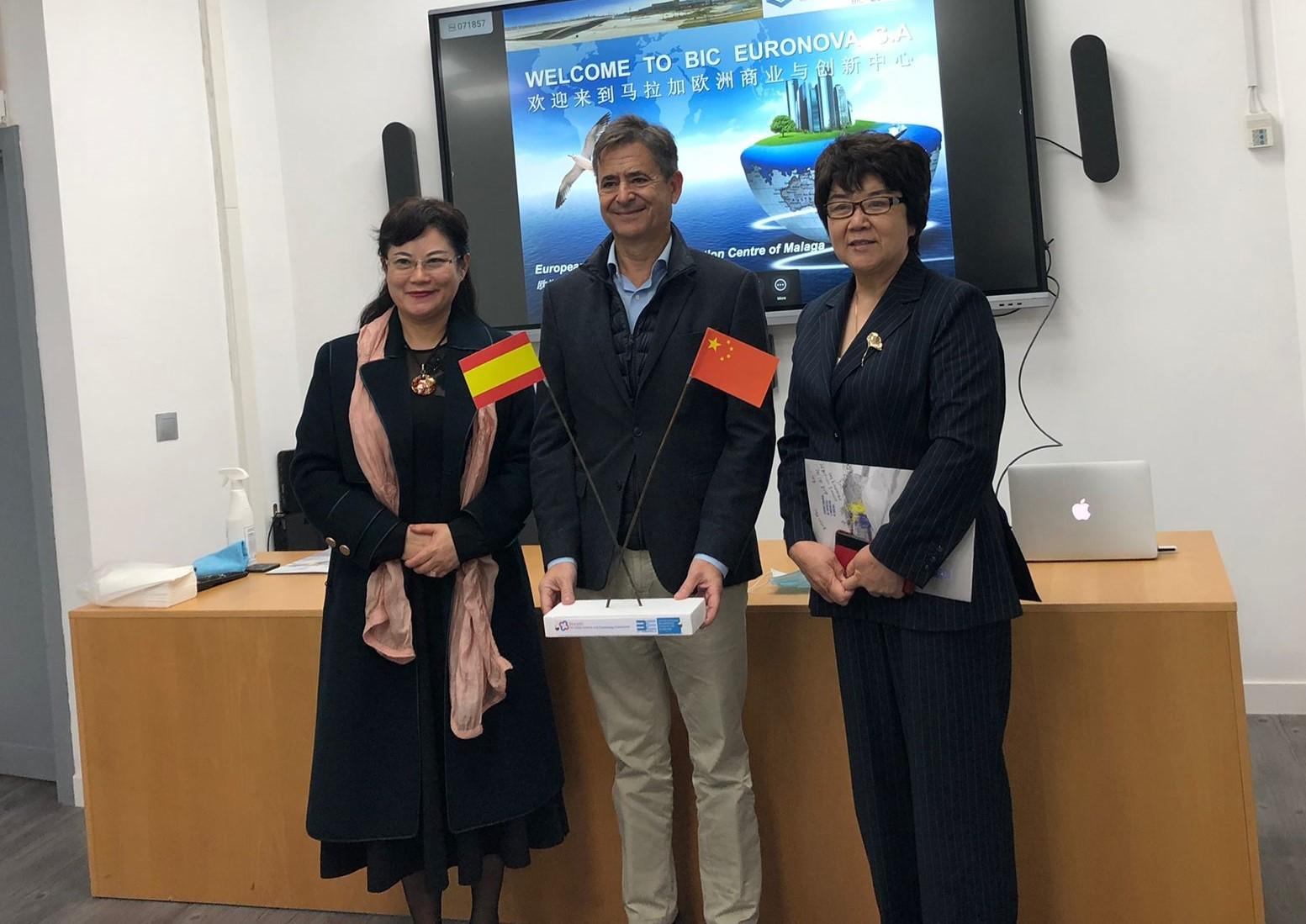 Álvaro Simón de Blas, Director General de BIC Euronova, con representantes de la delegación china dirigida por la Asociación EU-CHINA Science and Technology Committee (EUCSTC)