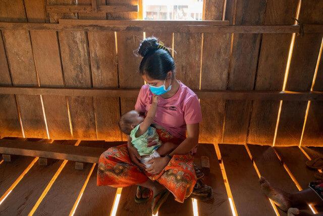 Jeune Cambodgienne allaitant son enfant