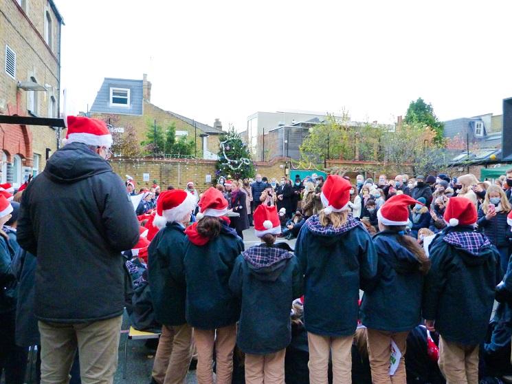 Les enfants de l'école coiffés de bonnets de pere Noel