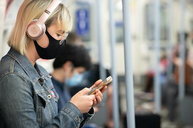 TFL annonce que la 4G arrive dans le métro de Londres avec une jeune femme connectée