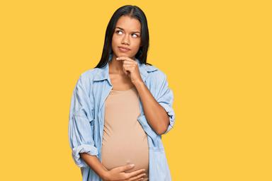 femme enceinte sur un fond orange