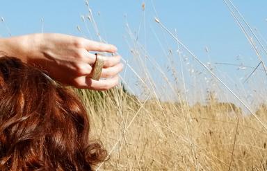 Une jeune femme dans un champ de blé