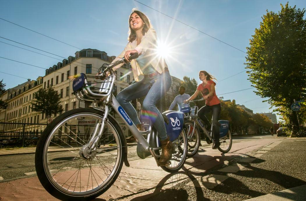 femme à vélo à paris
