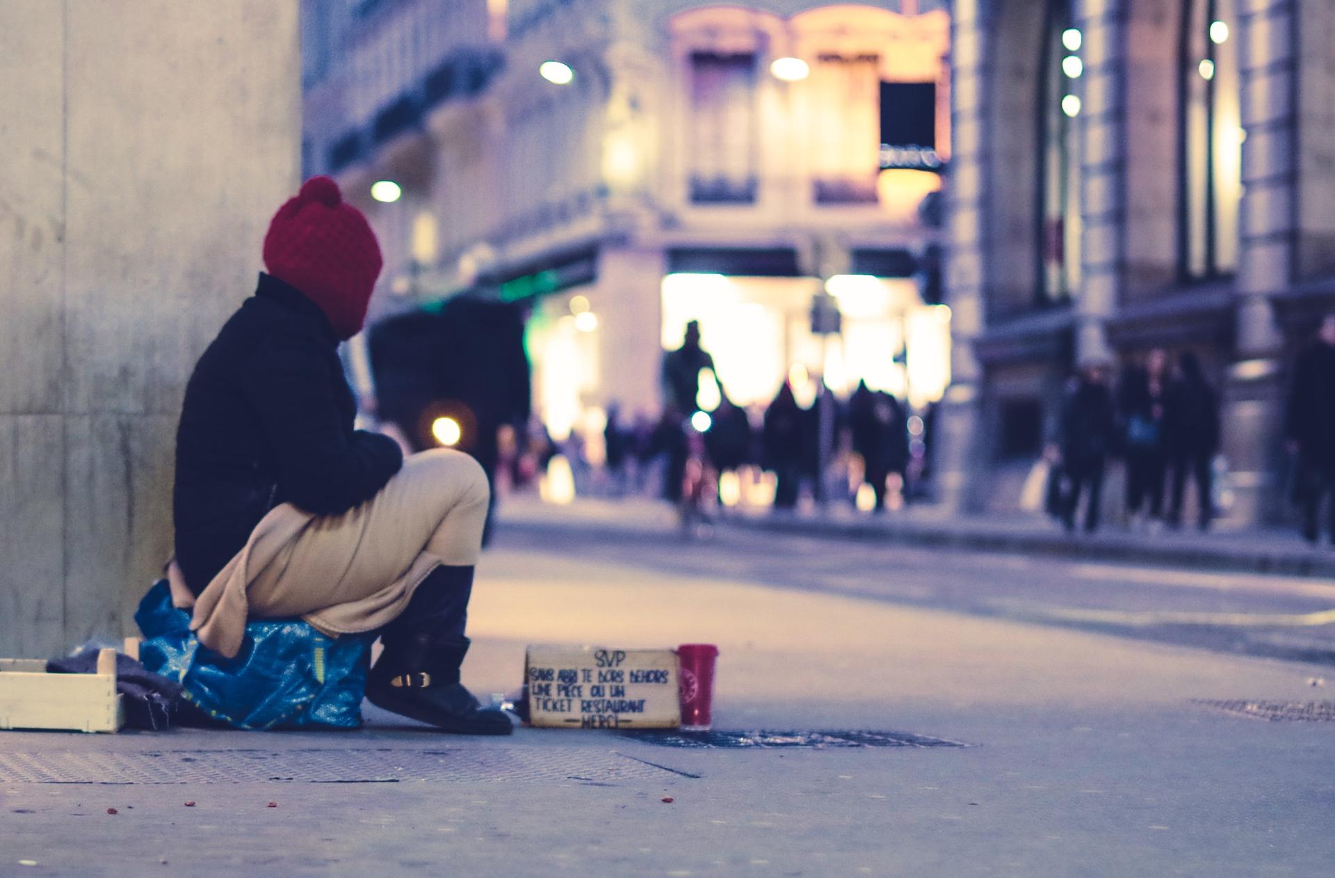 Personne sans-abri faisant la manche dans la rue