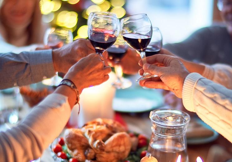 plusieurs personnes portent un toast pour les fêtes