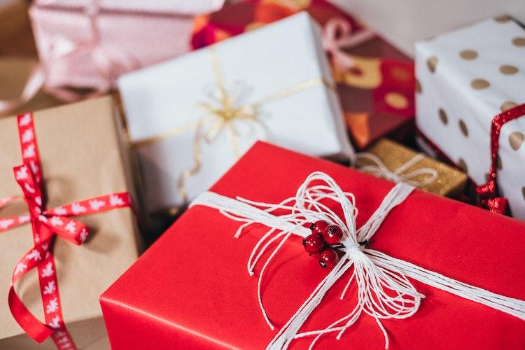 le jeu des cadeaux est traditionnel en période de Noël