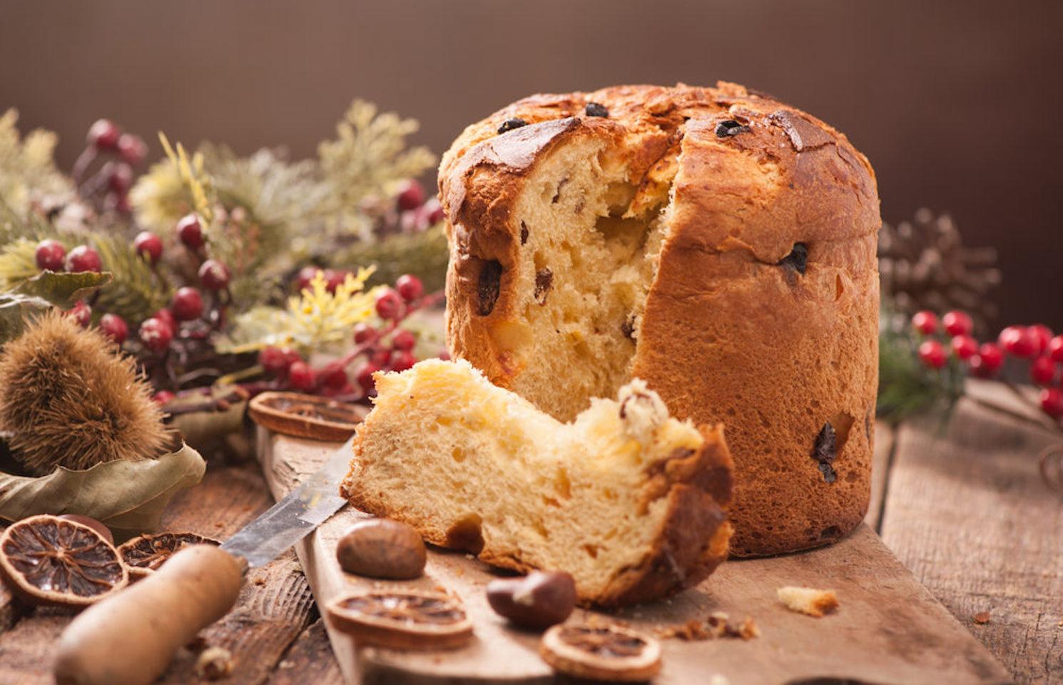 Un panettone posé sur une table décorée pour noël