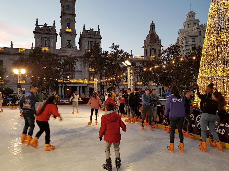 Des enfants en train de patiner sur la glace