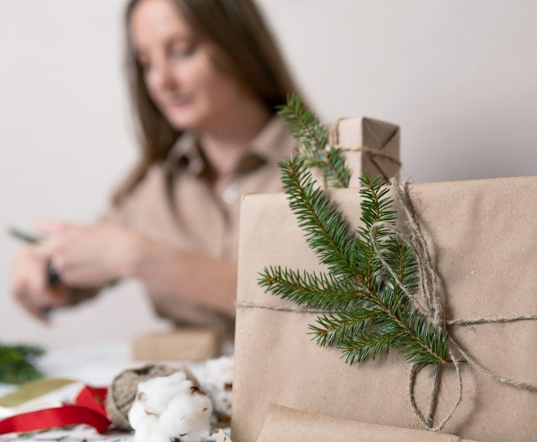 femme prépare cadeaux noel écolo 