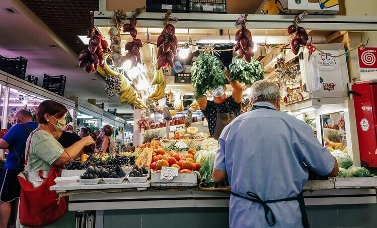 étale de fruits et légumes au marché(1)