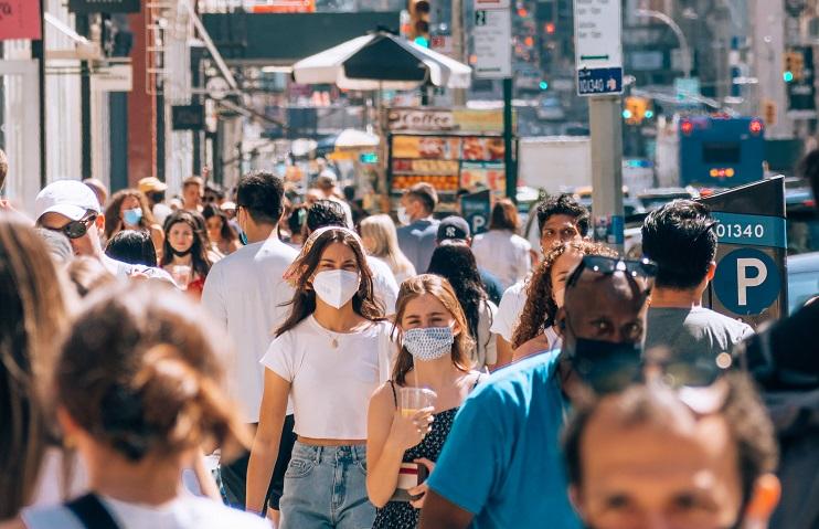 deux adolescentes masquées dans la foule à Madrid