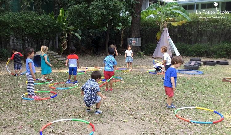 Des enfants jouent dans la cour de La Petite Ecole a Bangkok