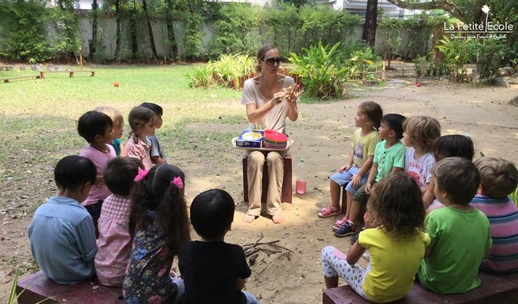 Des enfants jouent dans la cour de La Petite Ecole a Bangkok