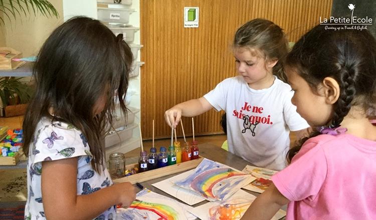 Des enfants jouent dans une classe de La Petite Ecole a Bangkok