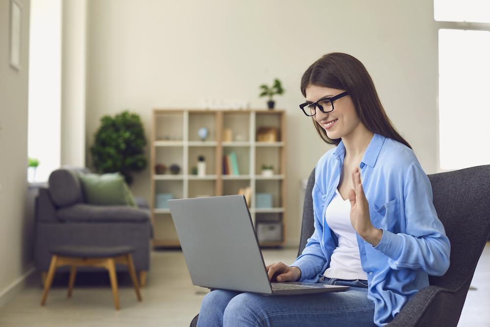 femme qui participe à un salon virtuel depuis son ordinateur