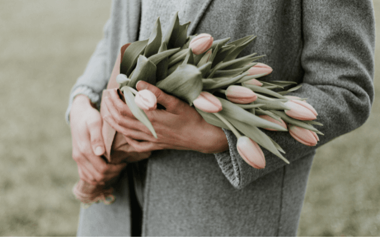 Homme avec bouquet pour la Fête des mère