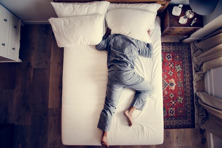 homme dans son lit avec trouble du sommeil