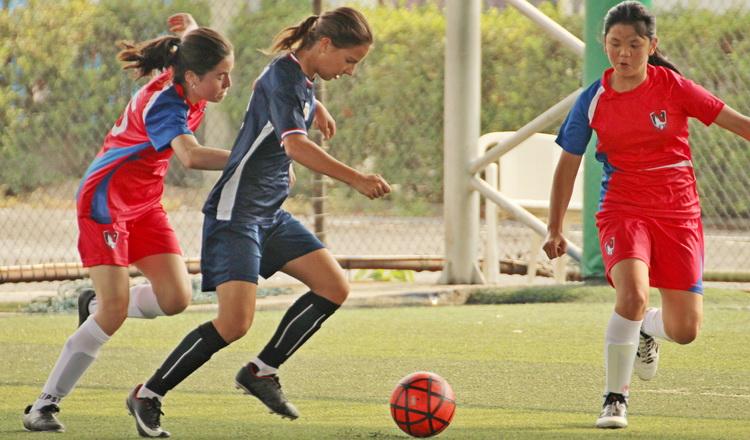 Des eleves du Lycee francais de Bangkok en cours de sport