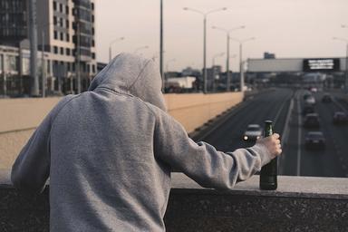 Alcoolisme Pologne homme seul bière alcool