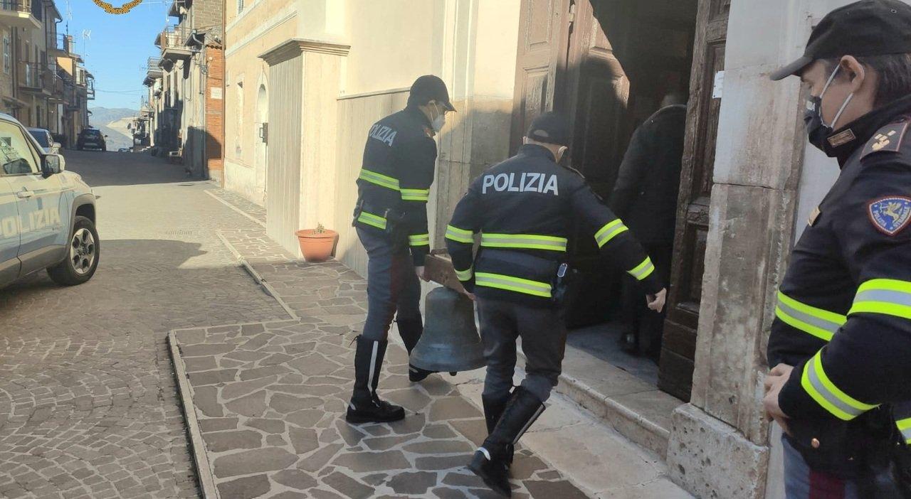 La cloche d'une église retrouvée après son vol