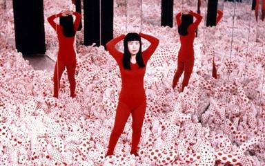 Infinity Mirror Room – Phalli’s Field, 1965 © YAYOI KUSAMA