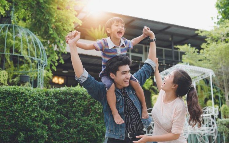 famille heureuse avec un enfant