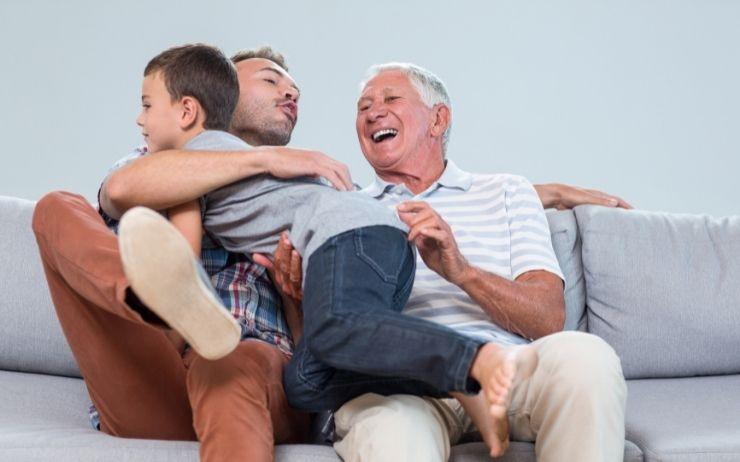 petit-fils, père et grand-père sur un sofa