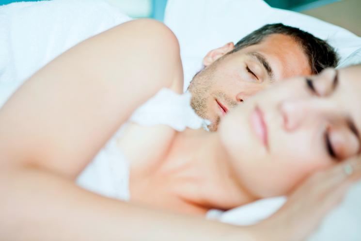 Couple qui dort avec belle lumière et peau bien hydratée