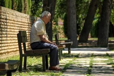 Homme seul banc Pologne