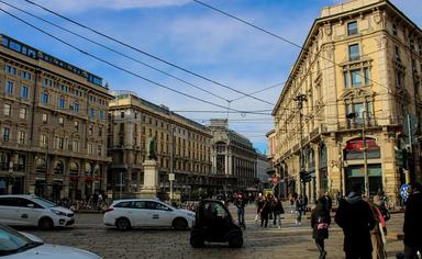 place de milan avec des taxis blanc à milan