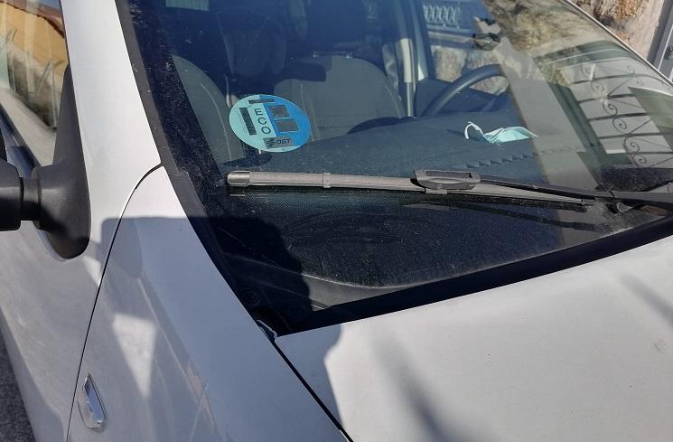 un véhicule en stationnement à Madrid, avec la vignette pollution
