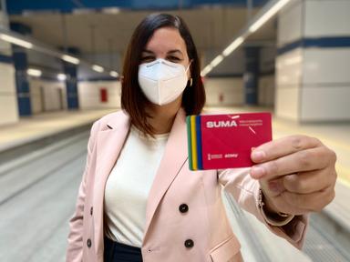 Une femme avec un masque blanc en train de montrer une carte rouge