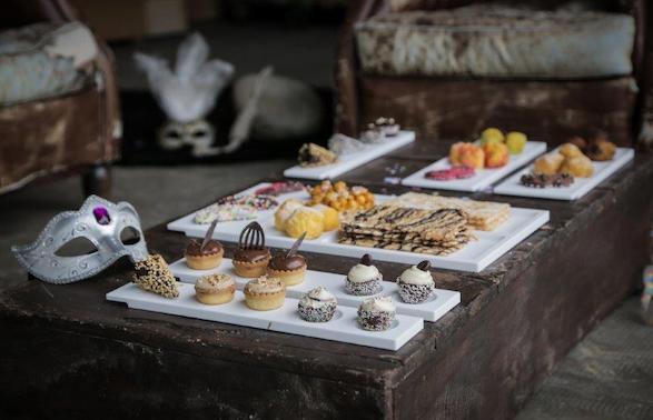 une table carnavalesque