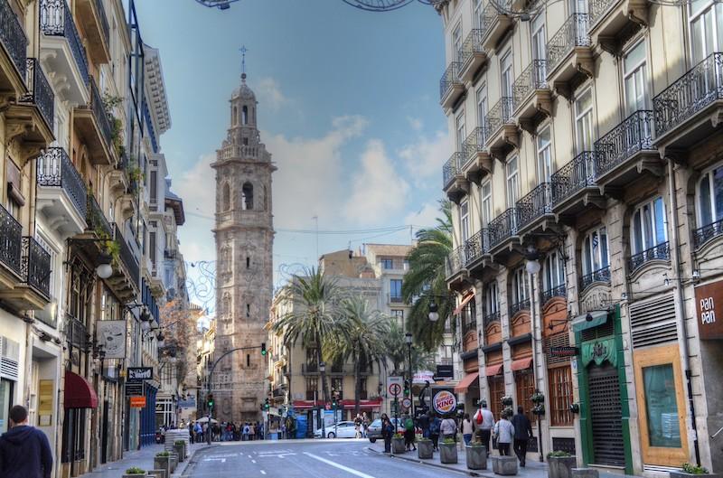 une rue de valencia dans le centre-ville la journée 