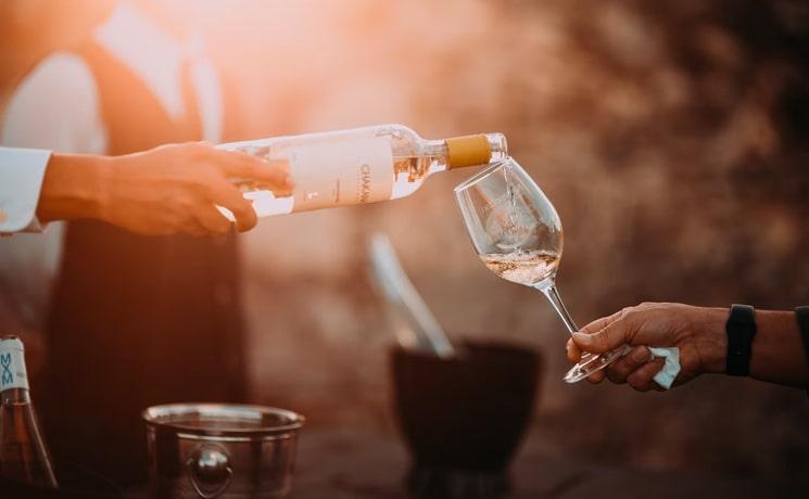 Personne servant un verre de vin