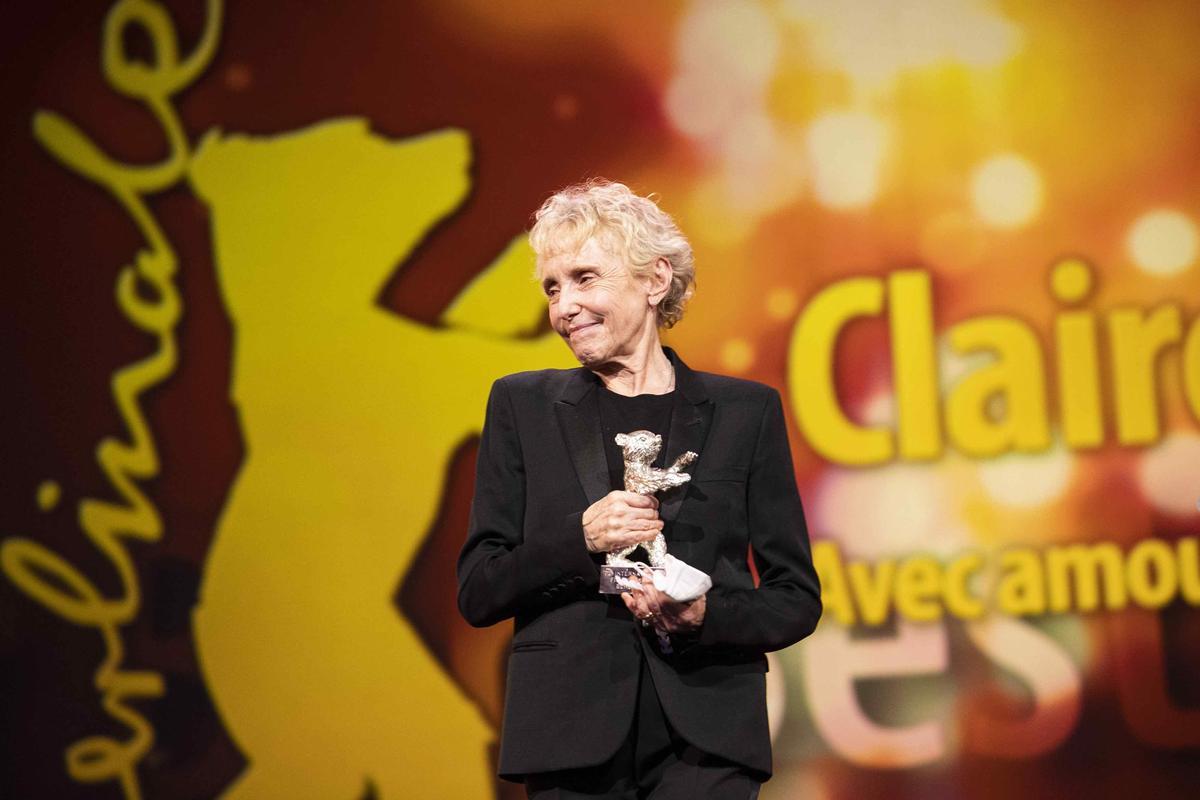 Claire Denis reçoit son Ours d'argent pour la meilleure réalisation