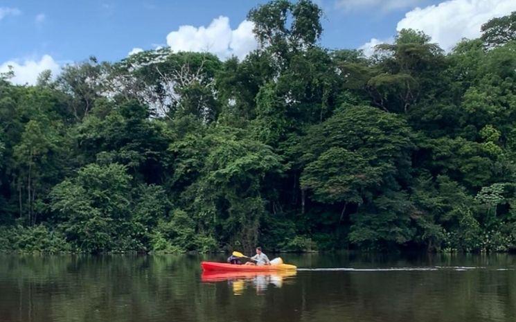 Félix Bald en pirogue dans la forêt amazonienne, un des premiers voyage en solitaire pour l'aventurier