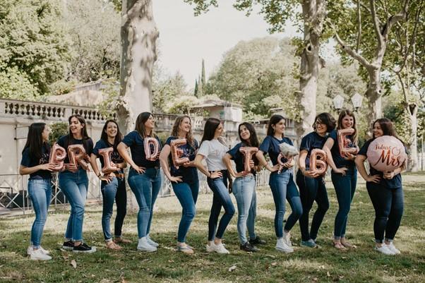 plusieurs jeunes femmes participent à un enterrement de vie de jeune fille, organisé par My EVJF